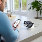 product_detail_page-m2-intelli-it_app-in-use_gen-2_caucasian